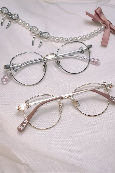 Little bow design on glasses, shop now and give your look an effortless upgrade! Bow Glasses, Glasses Charms, Pretty Glasses, Aesthetic Glasses, Glasses Inspiration, Glasses Collection, Glasses Cute, Accessories Aesthetic, Optical Store