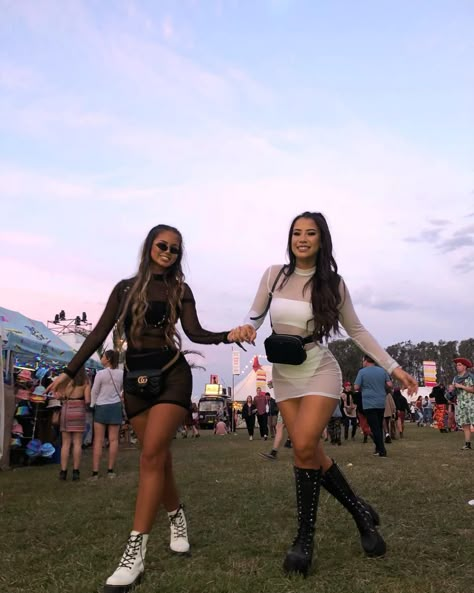 Lovin Life Music Festival, Coachella Jeans Outfit, Coachella Outfit Jeans, Festival Best Friends, What To Wear To Rnb Concert, Rave Inspo Outfits Summer, Illenium Outfit, Spring Rave Outfits, Edc Festival Outfits