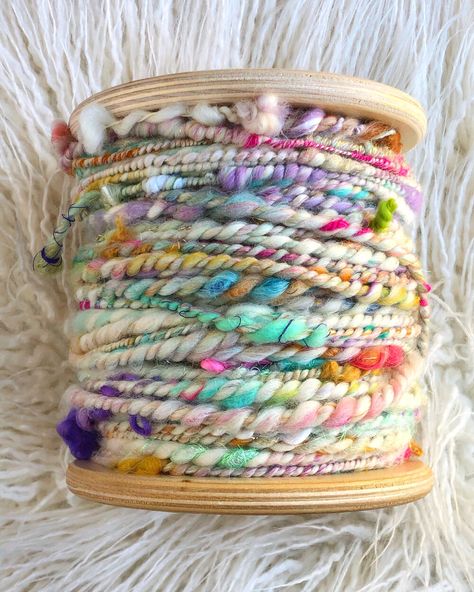 Spinning Yarn Fiber, Art Yarn Spinning, Art Yarn Weaving, Handspun Art Yarn, Yarn Spinning, Hand Spun Yarn, Art Yarn Handspun, Spinning Wool, Drop Spindle