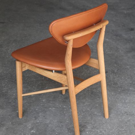 Finn Juhl Chair, Light Chair, Finn Juhl, Beautiful Chair, Chair Backs, Image House, Furniture Pieces, Leather Upholstery, Furniture Chair