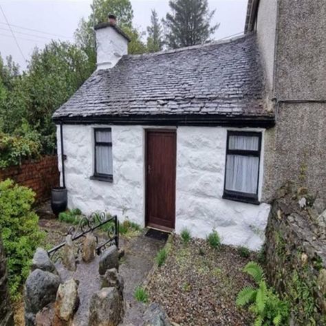 Cottage for sale in Wales Terraced Cottage Interior, Tiny Cottage Interior, Small Cottage Interiors, Welsh Cottage, Cottage Style Interiors, Cottages By The Sea, Cottage Interior Design, House Renovation Projects, Mary Lee