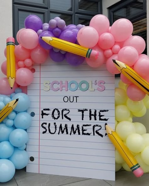 Parties & Signs | Party Signs & Backdrops for all Occasions🇬🇧 on Instagram: "@acepartyhire created this stunning backdrop with our first day of school notebook sign and we love it!seen here in 5ft #schoolsoutforsummer #firstdayofschool" 1st Day Of School Photo Booth, First Day Of School Decor, First Day Of School Backdrop, First Day Of School Party, Back To School Backdrop, School Trends, Balloon Bouquet Diy, First Day At School, Party Photo Backdrop