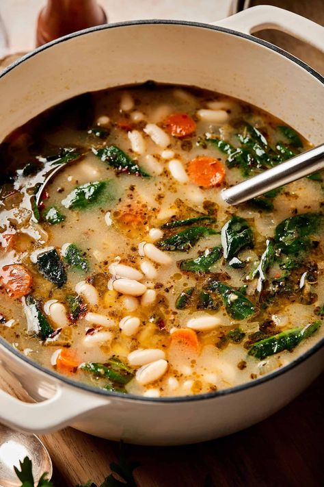 Hearty Tuscan White Bean Soup - Kalejunkie Tuscan White Bean Soup, Tuscan White Bean, Vegetarian Soup Recipes, Bean Soup Recipes, White Bean Soup, Vegetarian Soup, White Bean, Easy Soups, Mediterranean Diet Recipes