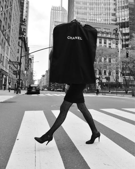 Christie Tyler, Chanel Aesthetic, Vintage Chanel Bag, Chanel Cruise, Nyc Life, Devil Wears Prada, Model Aesthetic, Upper East Side, Black And White Aesthetic