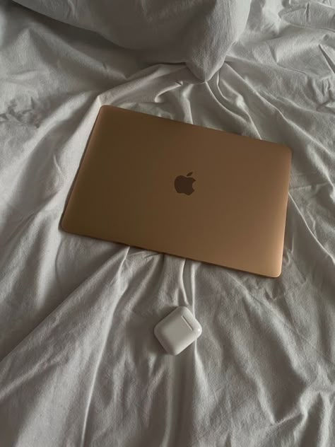 Macbook Gold, Rose Gold Macbook, Apple Laptop Macbook, Macbook Air M1, Art Charcoals, Macbook Air M2, Best Macbook, Rose Gold Aesthetic, Macbook Air 15