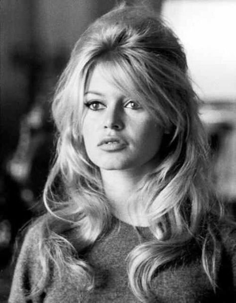 Bardot 1960s-hair! So much volume, love this bouffant look #VintageGlam 50s Hairstyles Bangs, Lana Del Rey Hair Half Up, 1960s Style Icons, Ryan Murphy Aesthetic, 40s Bangs, Peggy Core, Brigitte Bardot Hair, Bardot Bangs, Bardot Hair