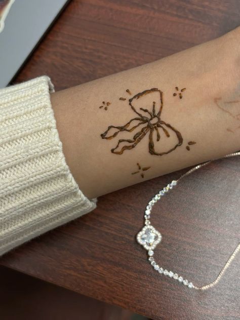 Henna Cute Simple, Coquette Mehndi Designs, Cute Mendhi Design, Hena Ideas Hand, Cute Simple Mehndi Designs, Easy Aesthetic Tattoos, Hana Ideas On Hand, Hena Desain Easy, Small Cute Henna Tattoos