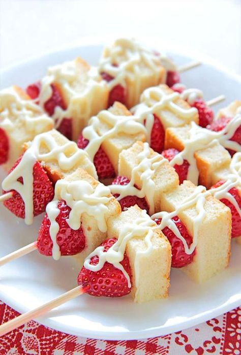 Strawberry Shortcake Kabobs, Recept Sandwiches, Fest Temaer, Oreo Dessert, בר מצווה, Shower Food, Vanilla Yogurt, Strawberry Recipes, White Cake