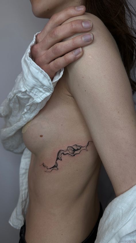 Тату на ребре, абстракция, дым Abstract Beach Tattoo, Rib Line Tattoo, Wrap Around Rib Tattoo, Abstract Line Tattoo Back, Abstract Minimalist Tattoo, Abstract Rib Tattoo, Flowy Line Tattoo, Fine Line Abstract Tattoo, Tattoo Ideas Ribcage