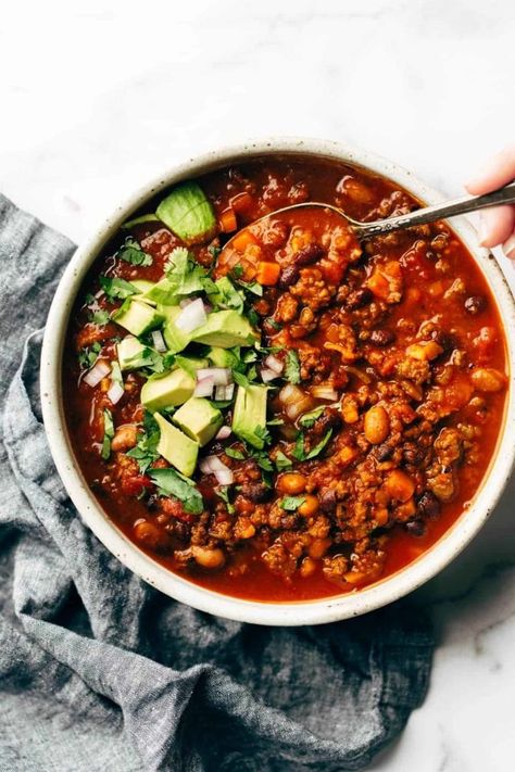 The Very Best Chili Recipe - Pinch of Yum High Protein Chilli, Protein Chilli, Sunday Chili, High Protein Chili, Protein Chili, Black Bean Quinoa Chili, Chili Board, Quinoa Chili Recipe, Meaty Meals