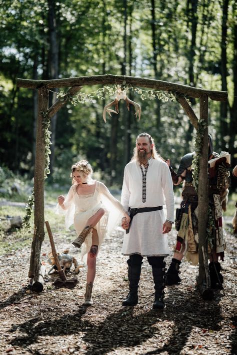 bride and groom wedding portraits Mens Pagan Wedding Attire, Viking Wedding Ideas Grooms, Viking Wedding Ideas Dresses, Viking Ceremony, Viking Elopement, Viking Wedding Decor, Viking Style Wedding, Cottage Core Room Ideas, Vikings Wedding