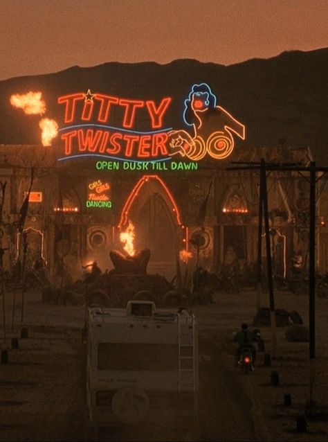 Dusk Til Dawn, Quentin Tarantino Movies, From Dusk Till Dawn, Wilde Westen, Dusk Till Dawn, Dusk To Dawn, Quentin Tarantino, George Clooney, Classic Horror