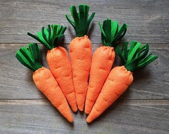 Carrot wreath | Etsy Felt Carrot, Felt Cat Toys, Felt Food Patterns, Easter Costume, Easter Photography, Felt Play Food, Easter Carrots, Wreath Maker, Food Patterns