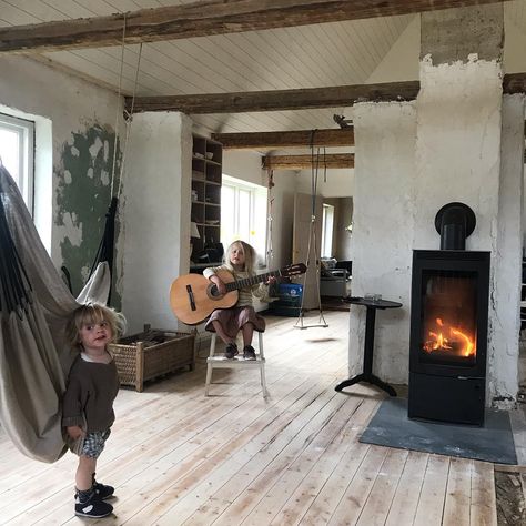 Swedish Cottage Interior, Scandinavian Farmhouse Kitchen, Folk Kitchen, Classic Farmhouse Kitchen, Swedish Countryside, Folk House, Farm Style Kitchen, Swedish Farmhouse, Swedish Interior Design