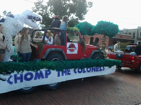 Jurassic park float Jurassic Park Float Ideas, Jurassic Park Homecoming Float, Jurassic Park Parade Float, Homecoming Decoration Ideas, Hoco Float Ideas, Hoco Floats, Parade Float Theme, Homecoming Float Ideas, Class Officers