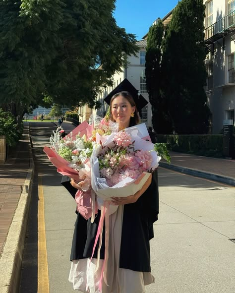 Graduation Poses Ideas, Graduation Pose Ideas, Graduation Pics Ideas, Graduation Aesthetic, Flower Graduation, Prom Aesthetic, College Grad Pictures, Graduation Pose, Floral Graduation Party