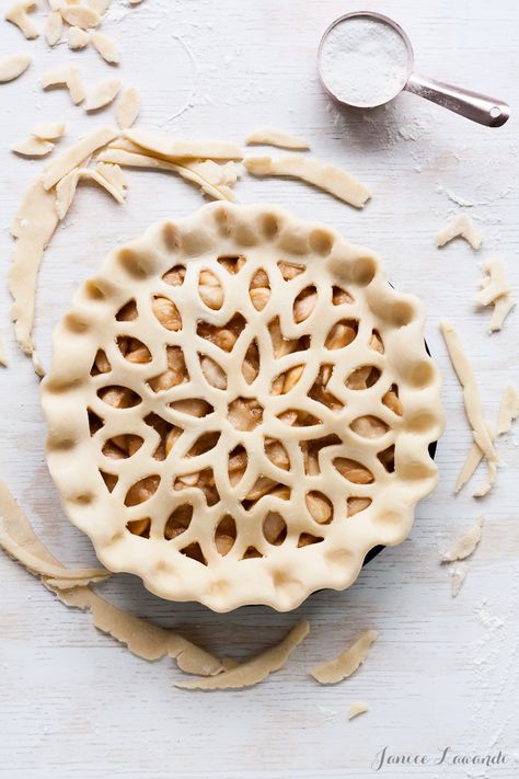 Maple Apple Pie | 25+ Decorative Pie Crust Ideas Maple Apple Pie, Decorative Pie Crust, Pie Crust Designs, Butter Pie, Sweet Pie, Apple Pie Recipes, Pie Dessert, Tart Recipes, Eat Dessert