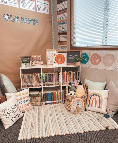 Reading Corner Diy, Kindergarten Reading Corner, Teaching Classroom Decor, Elementary Classroom Themes, Teachers Room, Classroom Goals, Kindergarten Classroom Decor, Prek Classroom, Classroom Makeover