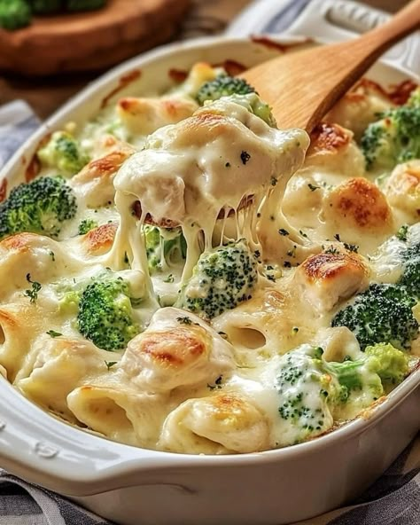 Chicken and Broccoli Baked Alfredo 🍗🥦🧀 Ingredients: 1 pound rigatoni pasta 1 rotisserie chicken, meat shredded 2 cups creamy Alfredo sauce 1 1/2 cups fresh broccoli florets 1 cup mozzarella cheese, freshly shredded 1/2 cup grated Parmesan cheese Salt and freshly ground black pepper, to taste 1 tablespoon garlic powder Instructions: Preheat your oven to 375°F (190°C). Cook the rigatoni pasta according to package instructions until al dente. Drain and set aside. In a large pot, combine the sh... Baked Alfredo, Oven Food, Alfredo Sauce Recipe Homemade, Creamy Alfredo Sauce, Oven Meals, Rigatoni Pasta, Chicken Pasta Bake, Food For Party, Healthy Vegetarian Recipes