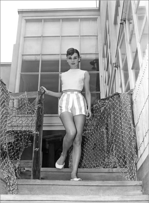 Audrey Hepburn on vacation at her rented beach house in Ma… | Flickr Audrey Hepburn Outfit, Illustration Model, Audrey Hepburn Photos, Audrey Hepburn Style, Decor Photography, Hepburn Style, Look Retro, 1950s Style, Stevie Nicks