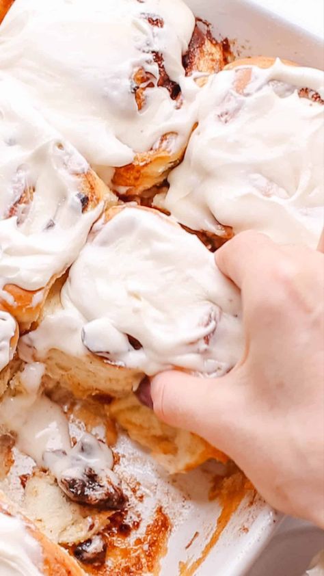 These gooey, sticky, fluffy homemade cinnamon buns are ridiculously good. They are easy to make, topped with a perfect cream cheese icing and truly one of the best recipes I've ever made. Perfect for special occasions, Easter morning or really, any day of the week! Recipe Cream Cheese Frosting, Homemade Sticky Buns, Cinnamon Buns Recipe, Soft Cinnamon Rolls, Cinnamon Roll Frosting, Chocolate Chicken, Cinnamon Rolls With Cream Cheese, Cinnamon Rolls With Cream, Cinnamon Roll Icing