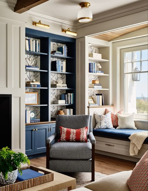 Coastal Library, Alcove Bookshelves, New England Interior, Shingle Style Homes, Classic Homes, Library Room, Home Library Design, Window Seats, New England Homes