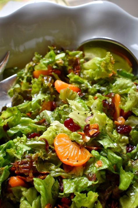 Salad Recipes Holidays, Lettuce Salads, Mandarin Orange Salad, Eating Veggies, Lettuce Salad Recipes, Christmas Salad Recipes, Holiday Salads, Christmas Salads, Candied Almonds