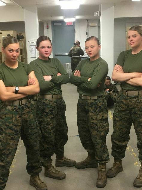 Marine Corp Aesthetic, Military Girls Female Soldier, Army Doctor Female, Army Women Female Marines, Army Aesthetic Military, Female Airman, Jrotc Aesthetic, Army Uniform Women, Marine Corps Aesthetic