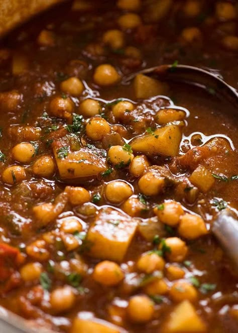 Close up of Chickpea Curry (Chana Aloo) in a pot, ready to be served Chana Aloo, Chickpea And Potato, Aloo Chana, Chickpea And Potato Curry, Easy Chickpea Curry, Chana Recipe, Aloo Curry, Recipetin Eats, Chick Pea