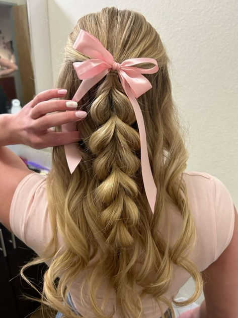 20 Best Vacation Hairstyles Perfect for Your Next Trip | Hairstyles For Strat Hair, Trendy Hair Dos, Crazy But Cute Hairstyles, Cute Long Blonde Hairstyles, Holiday Hairstyles With Ribbon, Cute Blonde Hairstyles Long, Feminine Hairstyles Long, Sorority Recruitment Hairstyles, Fun Hairstyles To Try