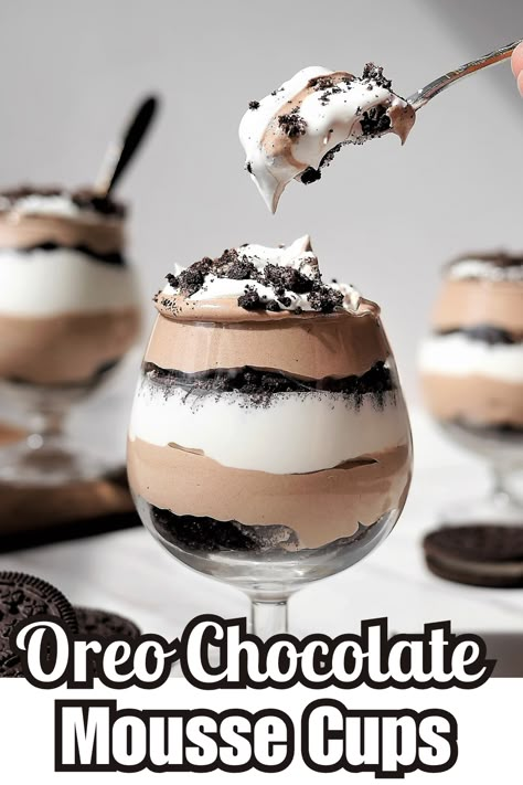 These dessert cups with oreo and chocolate mousse are perfect for special occasions! Chocolate Mousse Cups Recipe, Oreo Trifle Cups, Easy Oreo Mousse, Layered Mousse Cups, Oreo Deserts Cups, Chocolate Walk Ideas, Chocolate Pudding Parfait Cups, Chocolate And Vanilla Pudding Dessert, Oreo Parfait Cups