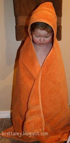 When my daughter was born, my aunt made a hooded bath towel for her. It's a full size bath towel so it was big enough to wrap her in as a b... Perlengkapan Bayi Diy, Baby Hooded Bath Towel, Couture Bb, Diy Towels, Baby Bath Towel, Hooded Bath Towels, Diy Bebe, Hooded Baby Towel, Hooded Towels