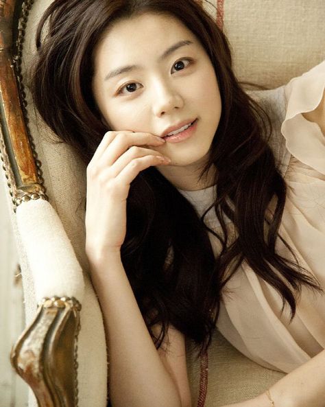 Actress Park Soo Jin (Flower Boy Next Door, My Girlfriend is a Nine-Tailed Fox, Queen Seon Deok, Boys Before Flowers, The Blade and The Petal, Bachelor's Vegetable Store, Loving You A Thousand Times) Park Soojin, Park Soo Jin, Boys Before Flowers, Jin Photo, Boy Next Door, Watch Korean Drama, Flower Boy, Kim Joon, Soo Jin