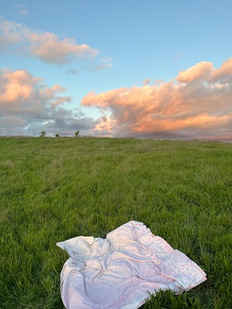 Sunset Picnic, Grassy Hill, Grassy Field, Grasses Landscaping, Grass Field, Pretty Green, Flower Field, Green Grass, Character Aesthetic