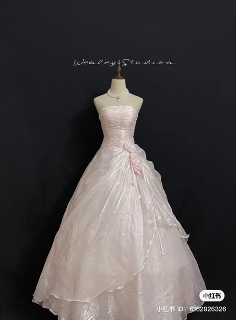 Estilo Blair Waldorf, Debut Dresses, Debut Gowns, Prom Dress Inspiration, Pretty Prom Dresses, Dress Aesthetic, Fairytale Dress, Quince Dresses, A Wedding Dress