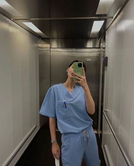 Surgical Scrubs Outfit, Med Girl Aesthetic, Medicine Girl Aesthetic, Doctor Girl Aesthetic, Nurse Girl Aesthetic, Nurse School Aesthetic, Doctor Lifestyle, Med School Aesthetic, Nursing Aesthetic