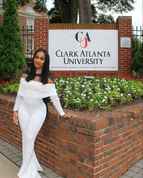 Clark Atlanta University Photoshoot, College Graduation Outfit Ideas Winter, Graduation Day Outfit Ideas, White Graduation Dress College, Graduation Day Outfit, University Graduation Outfit, Graduation Outfit Ideas University, Graduation Ceremony Outfit, Grad Fits