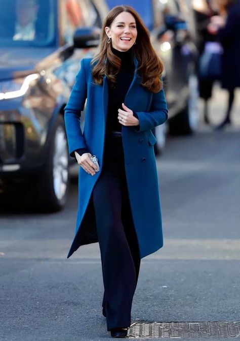 The Duchess of Cambridge at the Foundling Museum in central London Kate Middleton Style Outfits, Looks Kate Middleton, Kate Middleton Outfits, Classy Winter Outfits, Winter Fashion Outfits Casual, Middleton Style, Blue Coat, Woman Suit Fashion, Kate Middleton Style