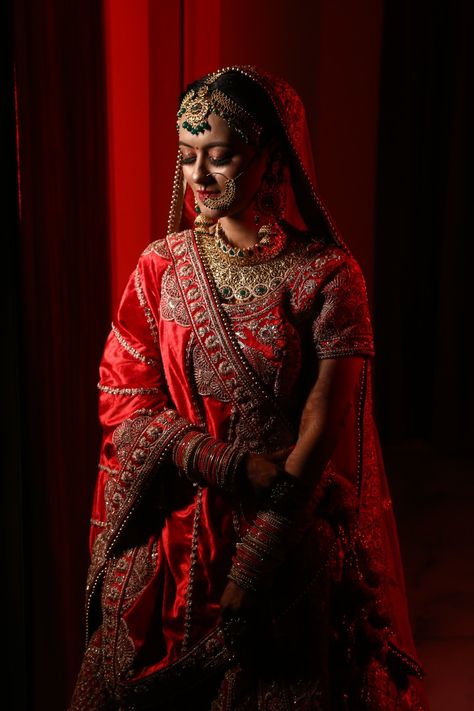 Wedding Bride Photoshoot Indian, Bride Shoot Photography, Bridal Wedding Poses, Indian Bride Poses Portraits, Wedding Bridal Photoshoot, Brid Pose, Bridal Single Poses, Reception Bride Poses, Bridal Photo Shoot Poses