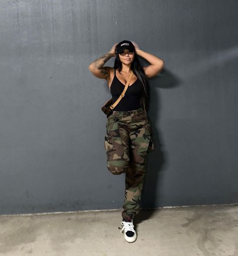 Palace Outfit, Camouflage Pants Outfit, Street Style Wear, Camo Outfit, Camouflage Outfits, Outfits Black Women, Camo Hat, Classic Style Outfits, Camo Outfits