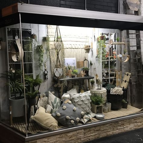 Home Decor Window Display, Gift Shop Window Display Ideas, Boho Window Display, Shop Window Ideas, Storefront Windows, Spring Window Display, Boutique Store Displays, Boho Window, Vintage Booth Display