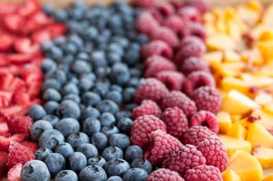 How To Freeze Fresh Summer Fruit Freezing Fruit, Fresh Fruit Smoothies, Frozen Summer, Fresh Fruit Recipes, Freezing Food, Summer Produce, Cooking Lessons, Canning And Preserving, Frozen Fruit