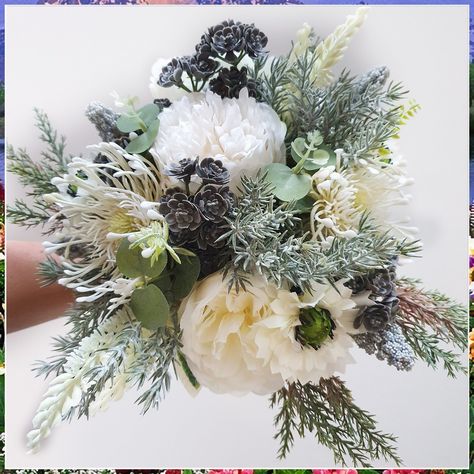 Looking for the perfect winter wedding bouquet? Look no further! These 7 stunning winter wedding bouquet ideas will add a touch of magic to your special day. From elegant white roses to vibrant red berries, we've got you covered. Get inspired and create a winter wonderland with these breathtaking floral arrangements. Winter Wedding Bouquet Evergreen, Winter Bridesmaid Bouquet, December Wedding Flowers, Winter Wedding Greenery, Winter Wedding Flowers Bouquets, Grey Bouquet, Winter Wedding Gowns, Succulent Flowers, Wedding Bouquet Ideas