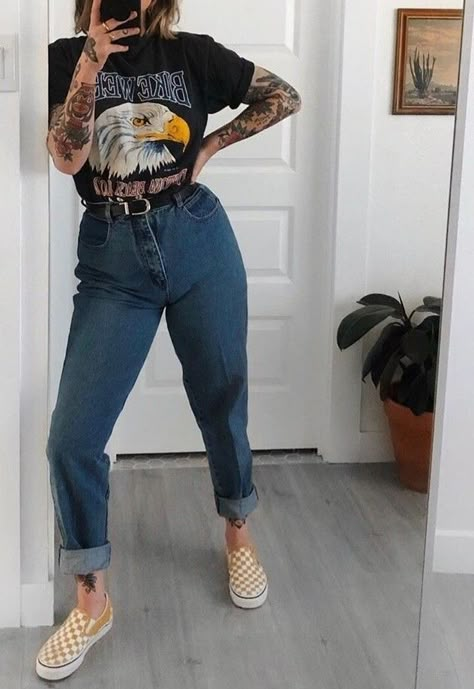 High Rise Tapered Pants Outfit, Hipster Outfits 2023, Jeans And T Shirt Outfit Winter, Going To A Bar Outfit, Graphic Tees And Jeans Outfits, Rock Style Outfits Plus Size, Mom Grunge Style, Grunge Mom Aesthetic, Alt Mom Style