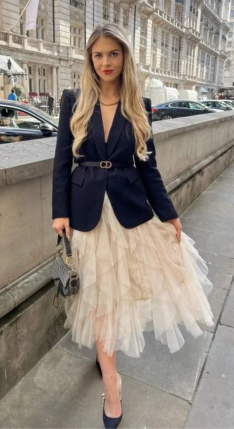 Tulle Skirts Outfit, Tulle Skirts, A Dress, Tulle Skirt, A Woman, Outfit Ideas, Ootd, Street Style, Fashion Outfits