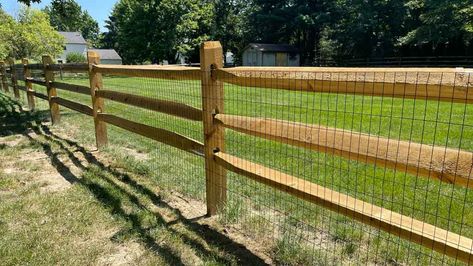 Split Rail Dog Fence Options - Fence Resource Fence With Wire, Dog Yard Fence, Cedar Split Rail Fence, Diy Dog Fence, Country Backyards, Post And Rail Fence, Welded Wire Fence, Animal Enclosures, 3 Season Porch