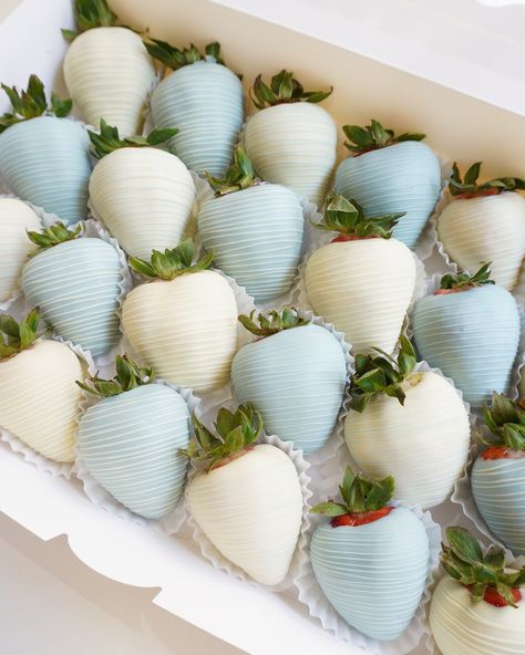 Two dozen blue and white chocolate-covered strawberries for a beautiful baby shower! 💙🤍 Velvet Vines YVR offers unbeatable prices for custom chocolate-covered strawberries in Vancouver ✨DM to order. . . . #vancouver #vancouvereats #vancouvertreats #yvreats #vancouverfoodie #vancityfoodie #chocolatecoveredstrawberries #yvrstrawberries #yvrsweets #giftideas #vancouvergifts #dippedstrawberries #dippedfruit #chocoberries Chocolate Covered Strawberries Simple, Fruit Tray For Baby Shower Boys, Baptism Chocolate Covered Strawberries, Baby Shower Treats Ideas, Baby Boy Dessert Table, Winter Chocolate Covered Strawberries, Blueberry Baby Shower Theme Decor, Blue Covered Strawberries, Gender Reveal Chocolate Strawberries