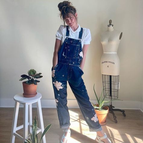 Embroider Overalls, Thrifted Overalls, Mama Mia Outfits, Overalls Embroidered, Upcycled Wardrobe, Mia Outfits, Senior Things, Denim Jumper Dress, Hand Painted Denim