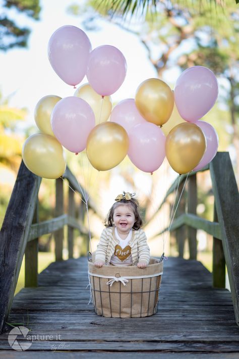 Creative One Year Old Photoshoot, Diy One Year Old Photo Shoot, First Birthday Outdoor Photoshoot, Outside One Year Old Birthday Pictures, One Year Old Photoshoot Ideas, One Year Birthday Photoshoot, Little Birthday Girl Photoshooting Outside, Girly One Year Old Pictures, One Year Old Butterfly Photoshoot