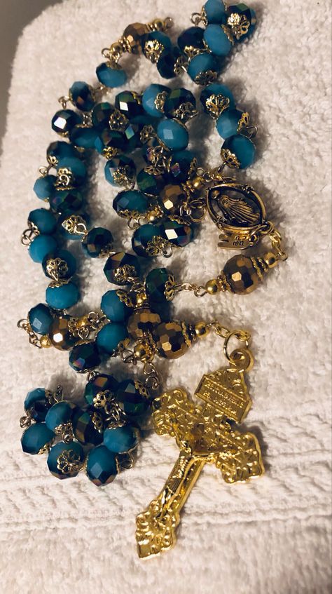 Beautiful Rosaries, Rosary Ideas, Rosary Making, Rosary Jewelry, Glow Jewelry, Catholic Necklace, Gold Rosary, Cool Car Accessories, Praying The Rosary